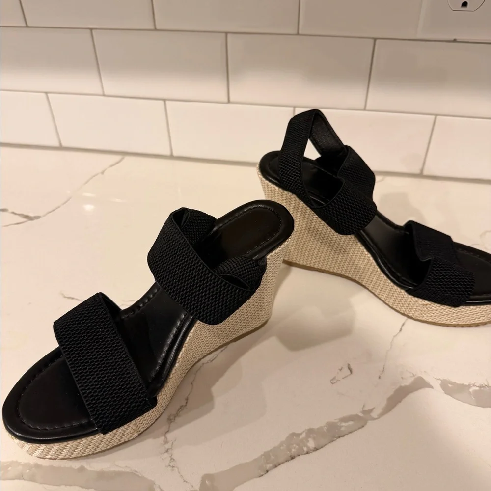 5/$25 🎉 - Size 7 Black Wedge Sandals